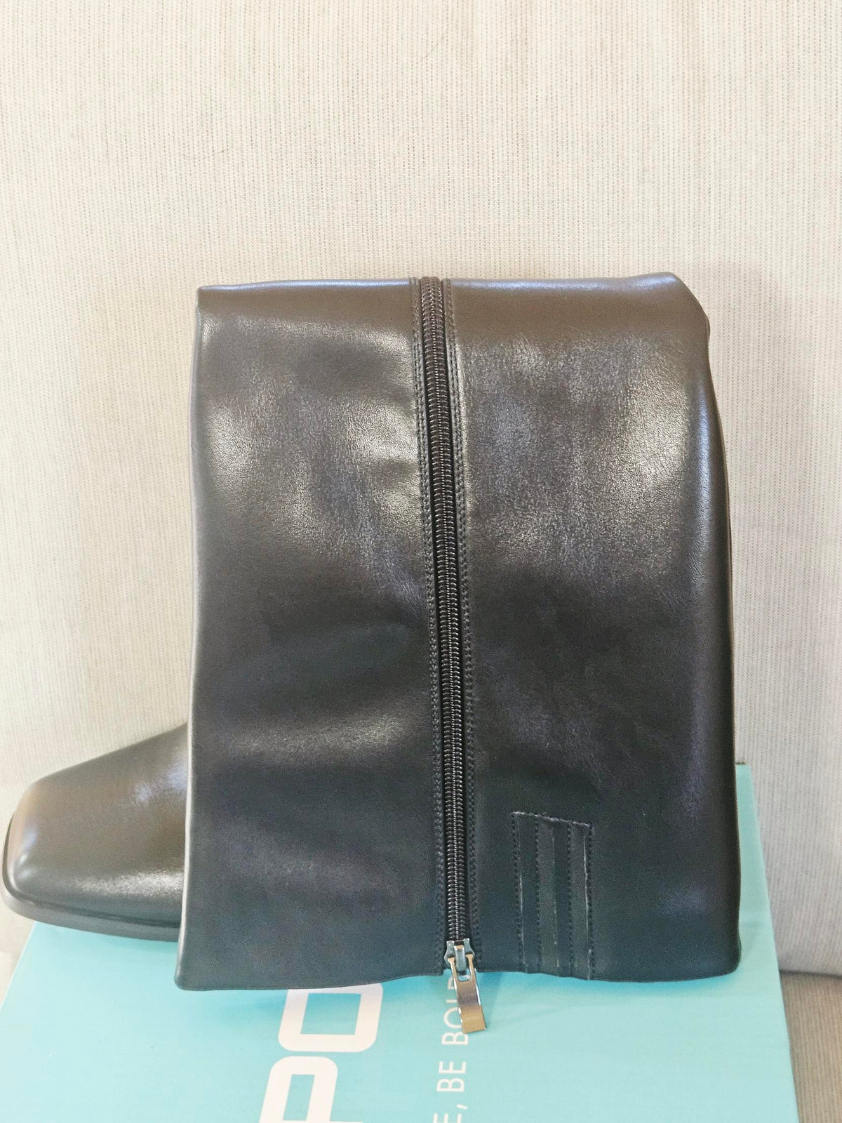 Side zipper and shaft detail