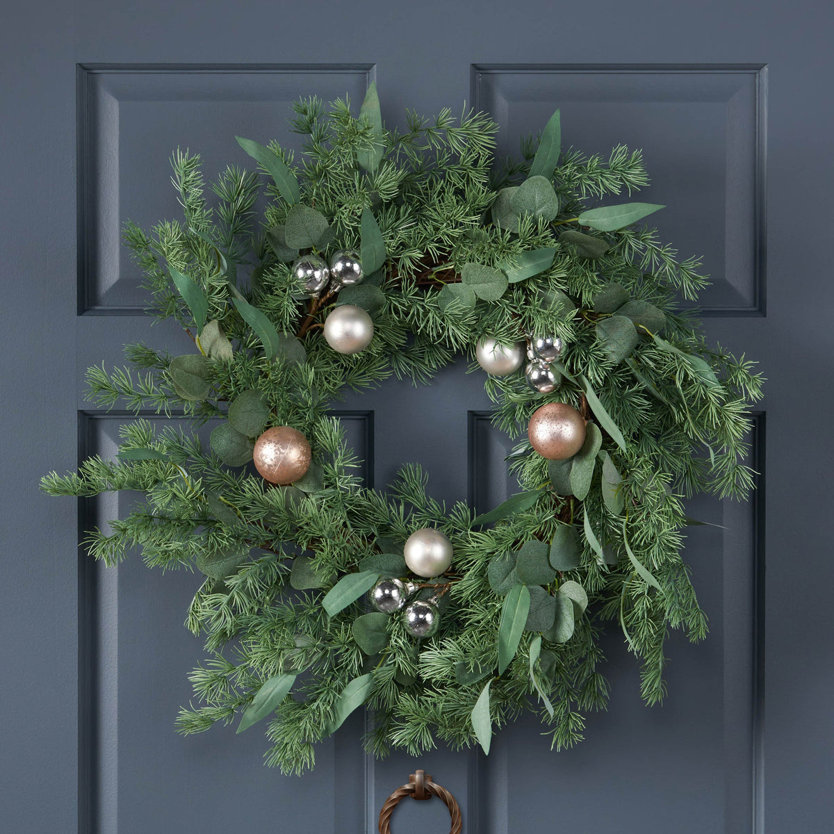 26" Pineneedle Wreath With Ball